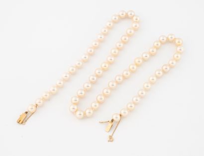 Necklace of white cultured pearls.
Yellow...
