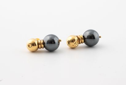 Pair of earrings in yellow gold (750) and...