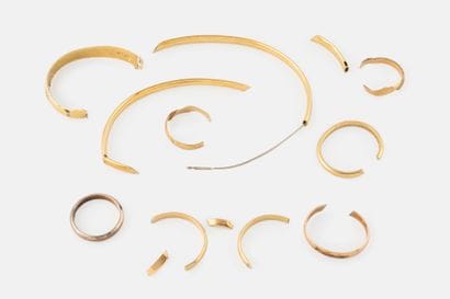Lot of yellow gold (750) including wedding...