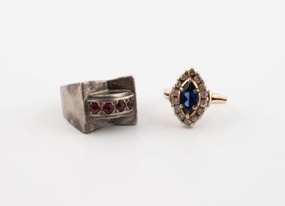 Lot of two rings including : 
- A yellow...