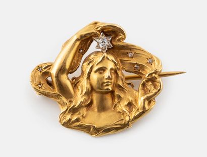 Yellow gold (750) brooch featuring an allegory...