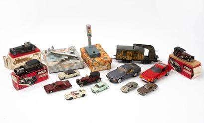 Lot of miscellaneous toys including:
-SOLIDO,...