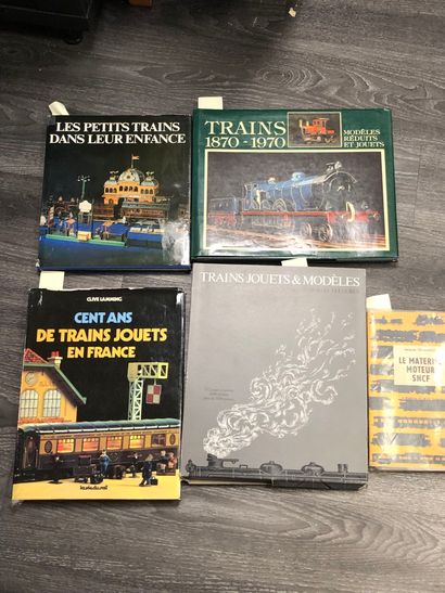 Lot de 5 ouvrages comprenant : 
- Le matériel...