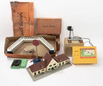 HORNBY
Set of O-gauge accessories including...