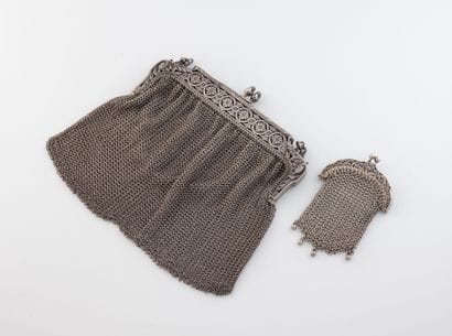 Evening bag and small purse in silver (min.800)...