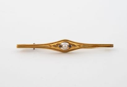 Yellow gold (750) barrette brooch centered...