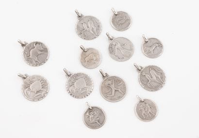 Lot of twelve round silver medals (800) decorated...