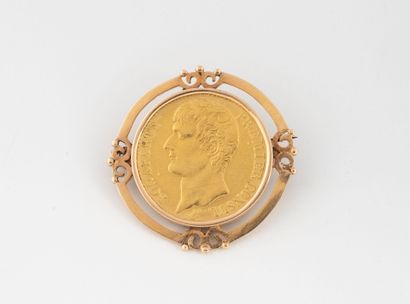 Brooch in yellow gold (750) adorned with...