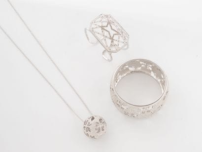 SWAROVSKI
Lot including :
- Bracelet in silver-plated...