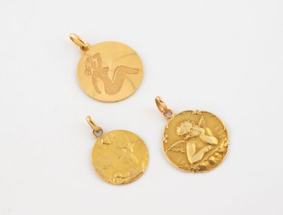 Three round medals in yellow gold (750) and...