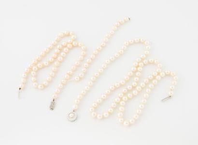 Set of two white cultured pearl necklaces:
-...