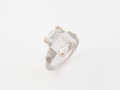 A white gold (750) ring set with a colorless...