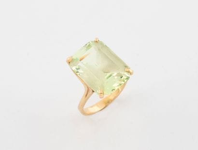 Yellow gold (750) ring set with an emerald-cut...
