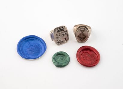 Set of two silver signet rings (min 800)...