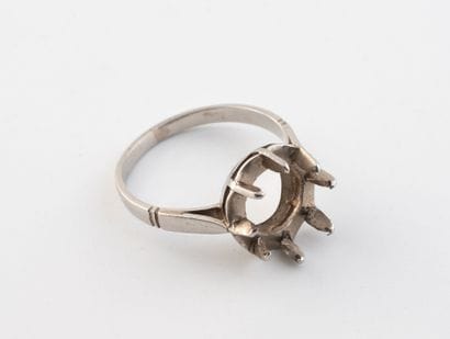 Claw-set platinum (850) ring mount.
Net weight:...
