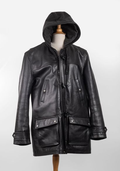 SCHOTT 
Blouson en cuir à capuche mi-long.
Quatre...