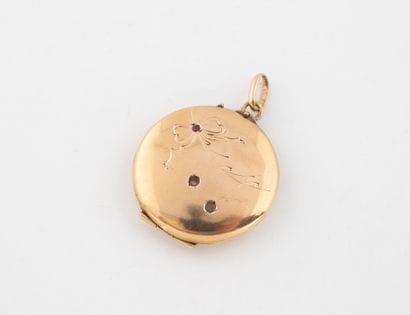 Round photo holder pendant in yellow gold...