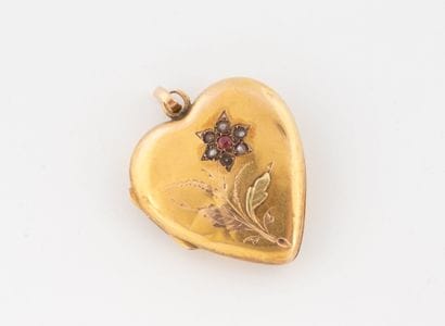 Heart-shaped photo pendant in yellow, white...
