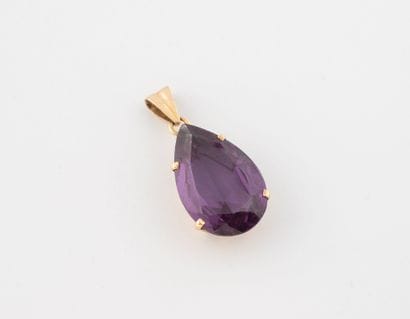 Yellow gold (750) AC pendant set with a claw-set...