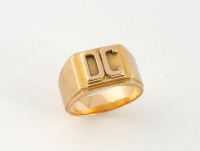 Yellow gold (750) signet ring with 
