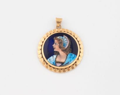 Round pendant in yellow gold (750) featuring...