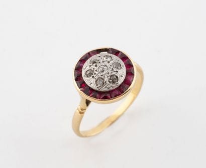 Yellow gold (750) ring centered on a circular...