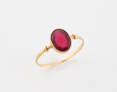 Yellow gold (750) ring set with an oval faceted...