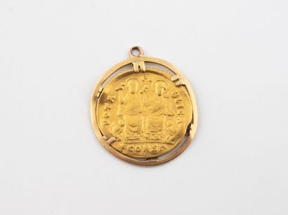 Yellow gold (750) pendant centered with a...