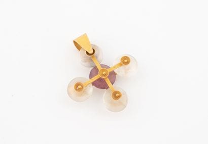 Yellow gold (750) pendant with carved moonstone...