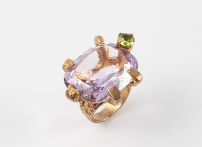 Gilded metal ring set with a fancy claw-set...