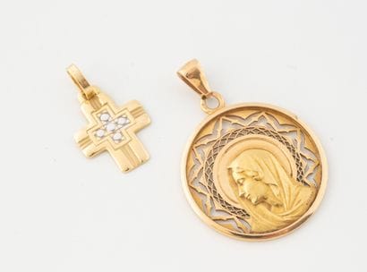 Lot in yellow and white gold (750) comprising:
-...