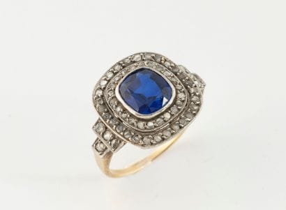 Yellow gold (750) and platinum (850) ring...