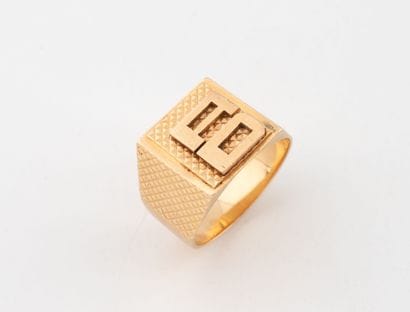 Chevalière in yellow gold (750) with guilloché...