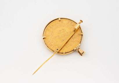 Brooch pendant in yellow gold (585) centered...