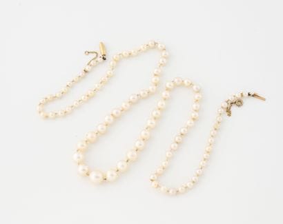 Necklace of white cultured pearls.
Yellow...