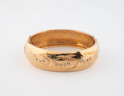 Semi-open rigid bracelet in yellow gold (750),...