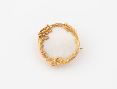 Yellow gold (750) round brooch with white...