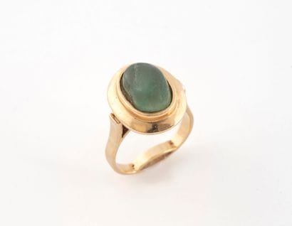 Yellow gold (750) ring holding an oval cabochon...
