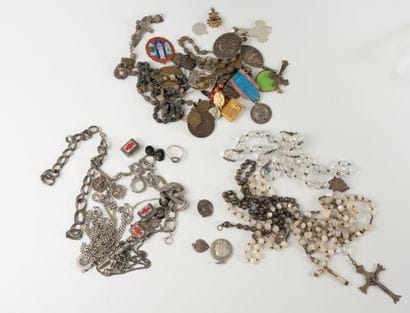 Lot of costume jewelry including :
- silver...