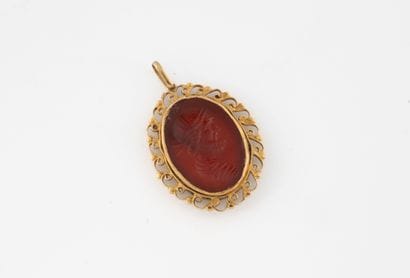 Yellow gold (750) pendant centered on a carnelian...