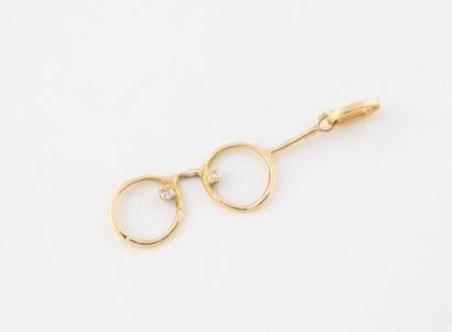 Pair of glasses pendant in yellow gold (750),...