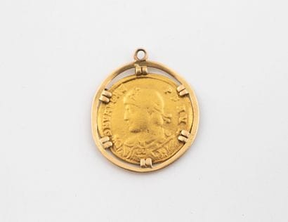 Yellow gold (750) pendant centered with a...