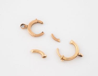 Lot of yellow and rose gold (750) debris.
Weight:...