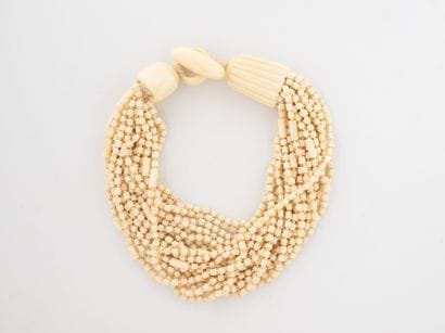 Important necklace adorned with twenty lines...