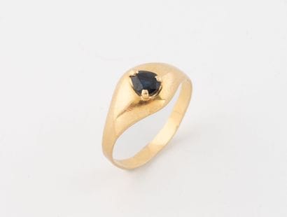 Yellow gold (750) ring set with a claw-set...