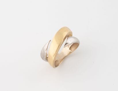 Yellow and white gold (750) ring featuring...