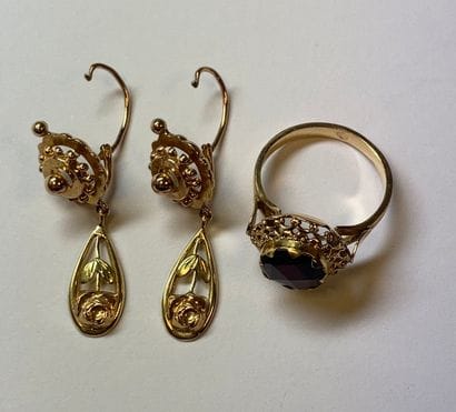 Yellow gold (750) lot comprising:
- A pair...