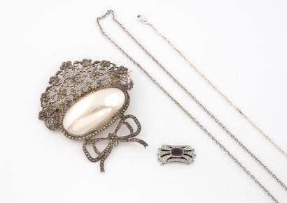 Lot of silver jewelry (min 800) including:...