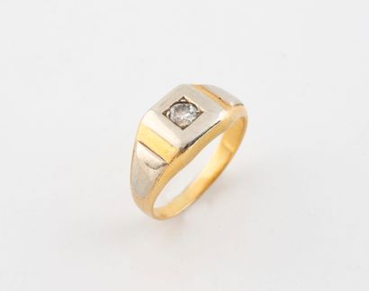 Chevalière in yellow and white gold (750)...