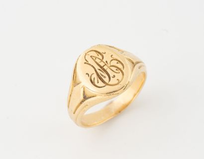 Chevalière in yellow gold (750), centered...
